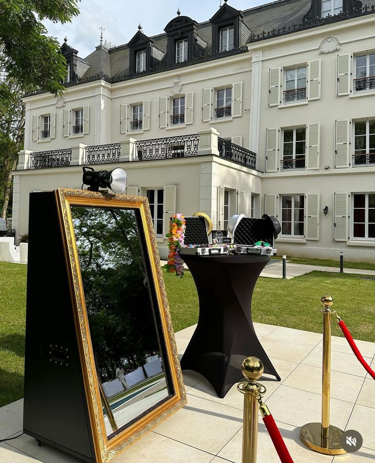 Photobooth miroir doré en extérieur — mise en scène lumineuse