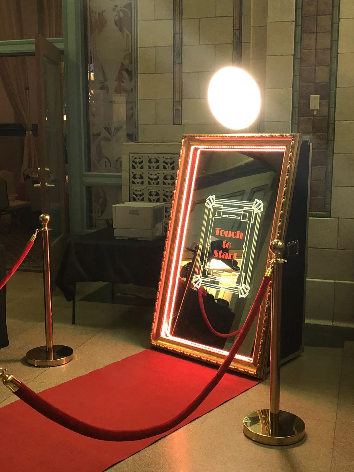 Photobooth miroir doré de face — cadre baroque et écran interactif