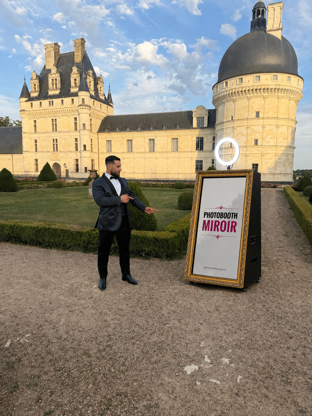 Charly avec le photobooth miroir au château de Valençay
