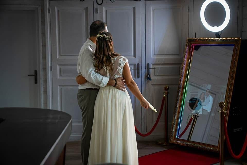 Photobooth Miroir Doré lors d'un mariage au château de Font Moreau