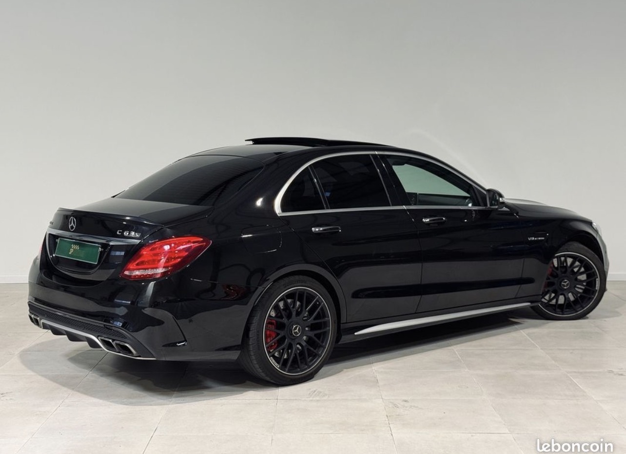 Mercedes-AMG C63 S Berline noire préparée pour une prestation événementielle