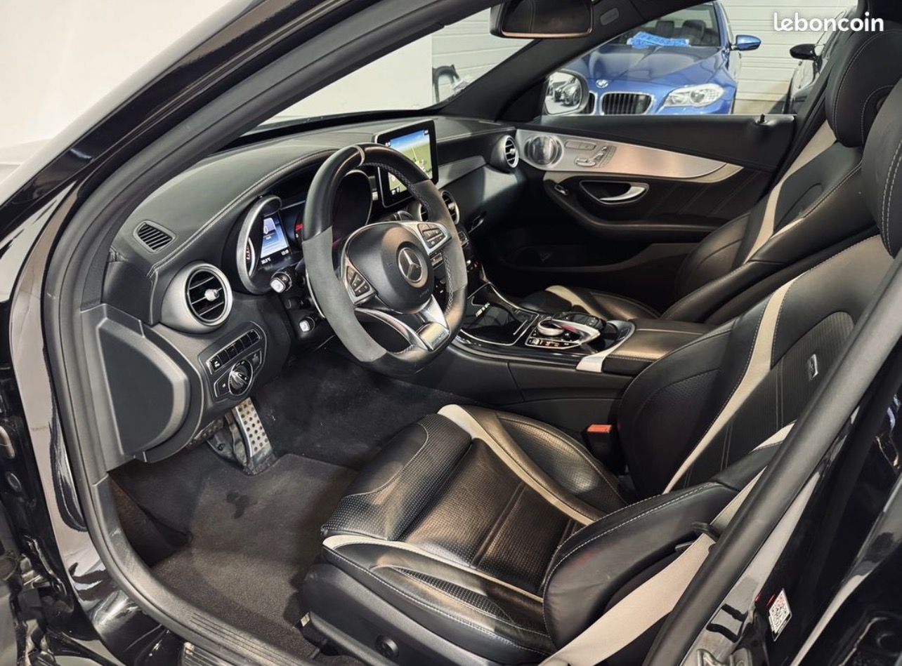 Vue générale de la Mercedes-AMG C63 S noire