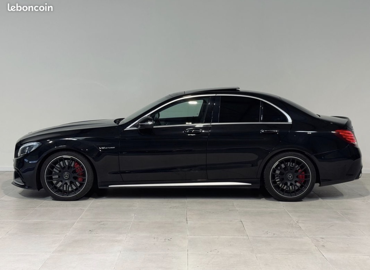 Mercedes-AMG C63 S noire pour une arrivée de mariage élégante