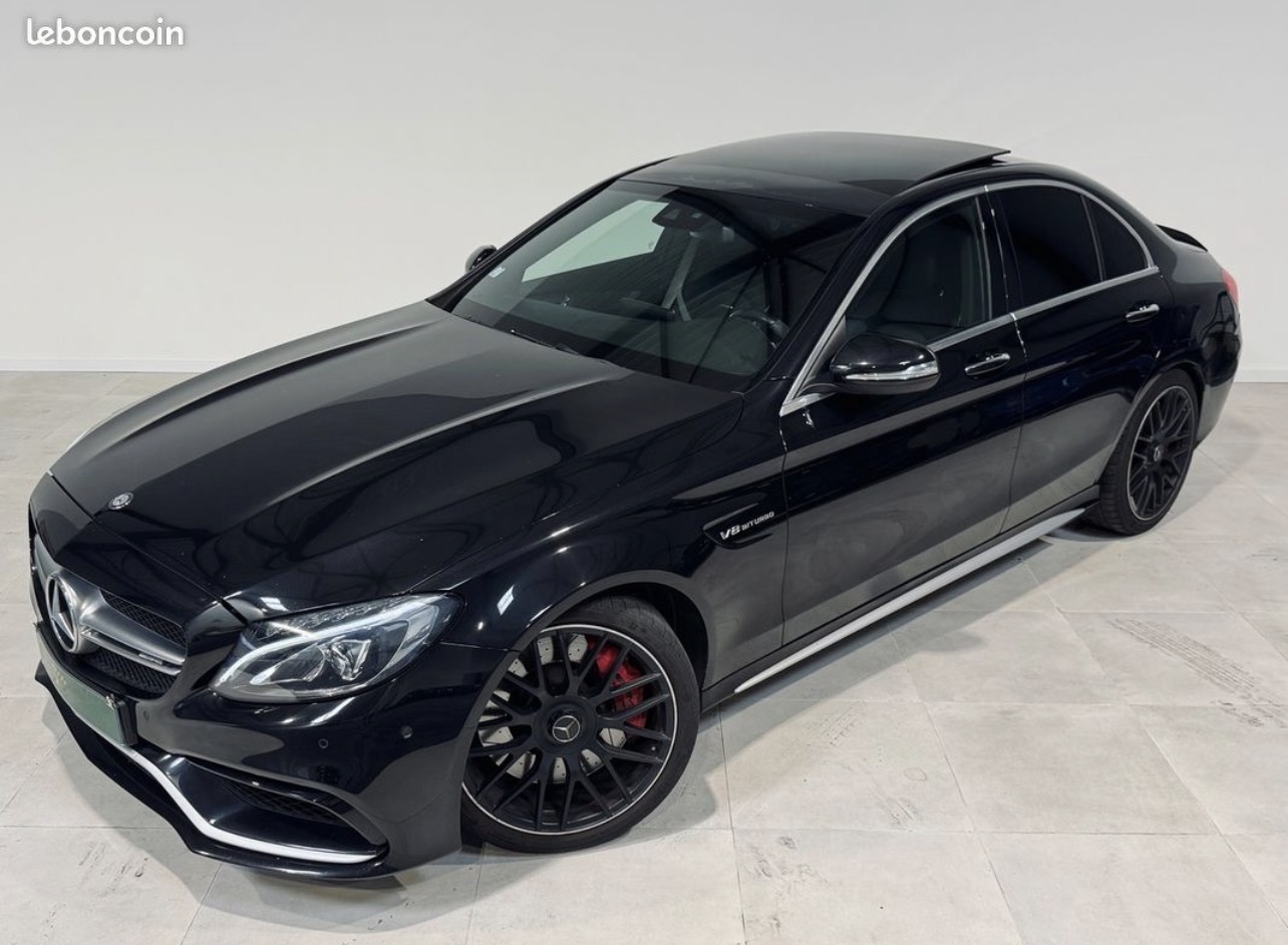 Détails extérieurs de la Mercedes-AMG C63 S noire
